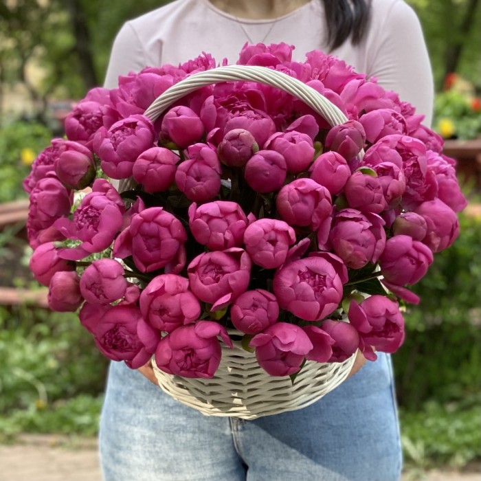 51 малиновый пион Флеминг в корзине